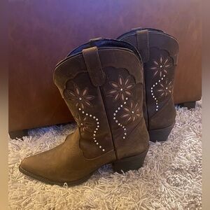 Women’s cowgirl boots!!